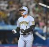 ３回、逆転の２ランを放ち生還する森下（撮影・堀内翔）