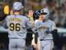 ６回、３ランを放ち生還する坂本（撮影・堀内翔）