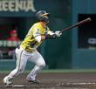 　３回、右中間スタンドへソロを放つ前川（撮影・立川洋一郎）