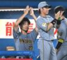 　６回、坂本が３ランを放ち、ベンチで手をたたく伊藤将（撮影・堀内翔）