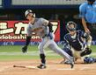 ４回、左越えソロを放つ坂本（撮影・金田祐二）