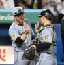 試合後、坂本（右）とタッチを交わす藤川監督（撮影・堀内翔）