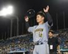 ２夜連続のお立ち台で、ファンの声援に応える坂本誠志郎（撮影・田中太一）