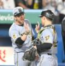 　坂本（右）と勝利のハイタッチを交わす藤川監督（撮影・堀内翔）