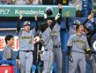 　９回、勝ち越しに沸く下村（１９）ら阪神ナイン