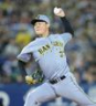 ７回に登板し力投する及川（撮影・西岡正）