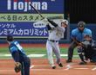 １回、右前打を放つ高寺（撮影・金田祐二）