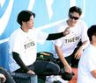 　握りを見せながら話し込む高橋（左）と大竹（撮影・金田祐二）