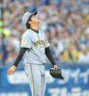 ２回、宮下に２ランを浴び、打球を見つめる高橋（撮影・西岡正）