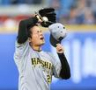 　２回、勝ち越しを許した高橋は汗をぬぐう（撮影・田中太一）