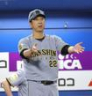 ８回、リクエストを要求する藤川監督（撮影・西岡正）