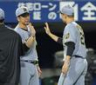 ＤｅＮＡに勝利し、大竹（右）とタッチを交わす大竹（撮影・西岡正）