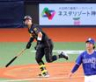 　１回、先制の２３号２ランを放つ佐藤輝（撮影・立川洋一郎）