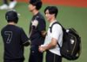 １軍に合流した湯浅（右）＝撮影・山口登