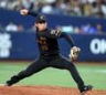 ５回、２番手で登板する神宮（撮影・山口登）