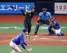 　５回、中前打を放つ佐藤輝（撮影・立川洋一郎）