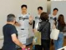 　熊本地震の義援金を募る（左から）大竹、下村、伊原