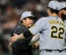 　勝ち星を挙げた村上は藤川監督に迎えられる（撮影・田中太一）
