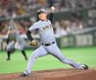 ８回から３番手として登板した及川（撮影・堀内翔）