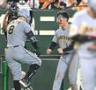 　３回、２者連続本塁打を放った佐藤輝（左）を迎える森下（撮影・堀内翔）