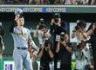 　ファンの声援に応える佐藤輝