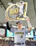 　プロ通算１５０号を達成しボードを掲げる佐藤輝（撮影・田中太一）