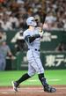 ４回、佐藤輝が右越にソロを放つ（撮影・堀内翔）