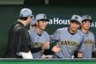 ９回、プロ初勝利を挙げてベンチで喜ぶ下村（左から２人目）＝撮影・堀内翔