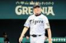 メンバー表を交換しベンチに戻る平田２軍監督
