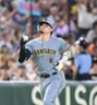 　４回、ソロを放ち三塁を回る佐藤輝（撮影・堀内翔）