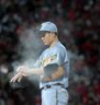 　４回、斉藤優に四球を与え、ロジンの粉をたっぷりつける大竹（撮影・北村雅宏）