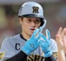 ７回、伏見の適時打で生還した坂本（撮影・西田忠信）