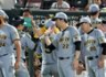 広島に勝利し、ナインを迎える藤川監督（中央）＝撮影・山口登