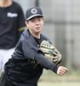 ノックを受け二塁へ送球する下村（撮影・田中太一）