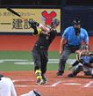 　９回、同点打を放つ佐藤輝（撮影・飯室逸平）