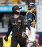 ８回、空振り三振に倒れる代打・中野（撮影・立川洋一郎）