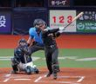 ２回、左中間スタンドへ先制ソロを放つ坂本（撮影・立川洋一郎）