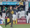 ６回、内山に勝ち越しの２点二塁打を許した下村（撮影・西田忠信）