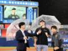 　傘を差しヒーローインタビューを受けるルーカス（撮影・山口登）