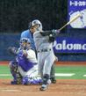 　９回、ソロを放つ坂本（撮影・西岡正）