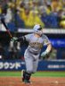 　８回１死、佐藤輝が右越にソロを放つ（撮影・堀内翔）