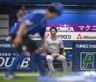 試合開始が遅れてベンチに座る森下（撮影・堀内翔）