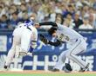　４回、打者走者の勝又と交錯する高橋（撮影・山口登）