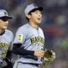 　７回、無失点に抑え、笑顔でベンチに戻る神宮（撮影・山口登）