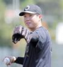 　キャッチボールで調整する村上（撮影・西田忠信）