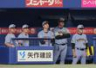 中日に敗れ、グラウンドを見つめる藤川監督（中央）ら首脳陣（撮影・西田忠信）