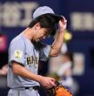 ５回、追加点を許した伊藤将はベンチへ戻る（撮影・田中太一）