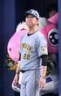７回、選手交代を告げにベンチを出る藤川監督（撮影・立川洋一郎）
