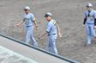 試合後のハイタッチを終え、ベンチへ引き揚げる平田２軍監督