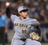 ６回途中から登板し、後続を断つ神宮（撮影・田中太一）